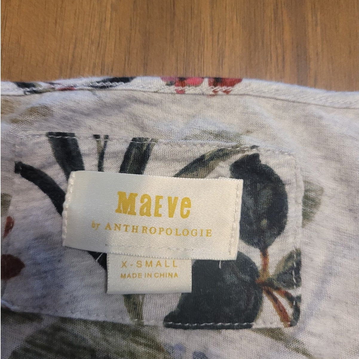 Maeve by Anthropologie V-Neck Cropped Tee Size XS Gray Floral Cotton Blend